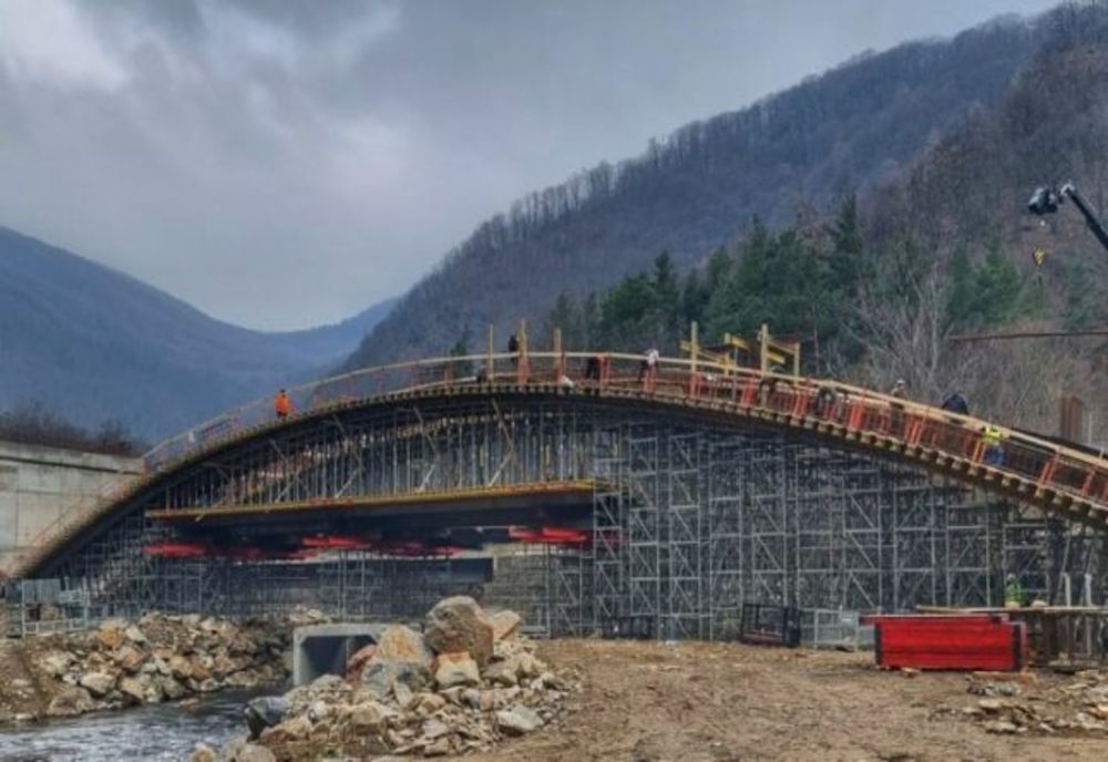 Trei hunedoreni au  furat zeci de țevi metalice din şantierul podului de la Lainici