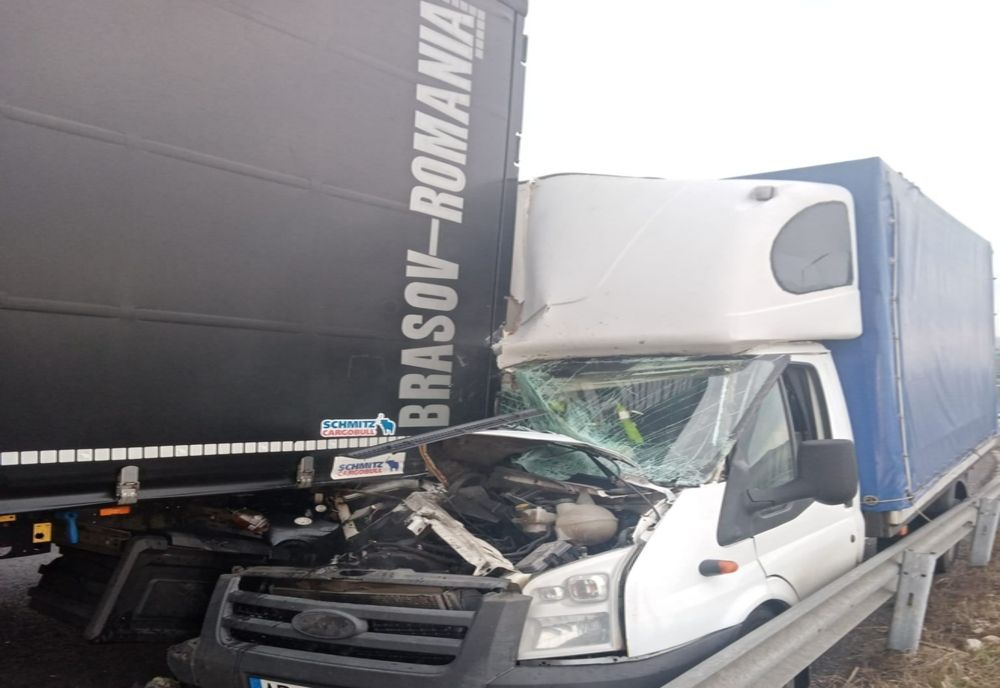 Accident pe A1: dubiță intrată sub un TIR