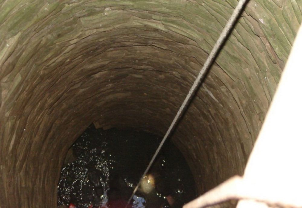 Hunedoara: Un bătrân a murit după ce a căzut într-o fântână adâncă de opt metri