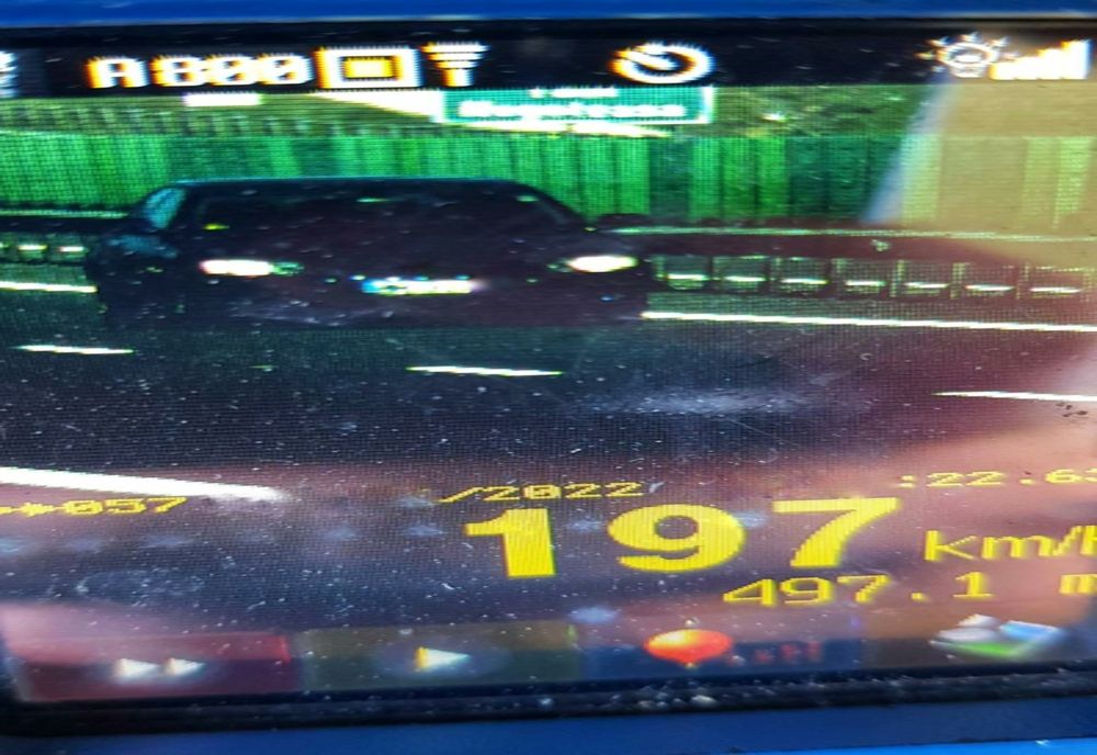 La doar o lună după ce și-a luat permisul, o șoferiță a fost prinsă gonind pe autostradă cu aproape 200 km/h