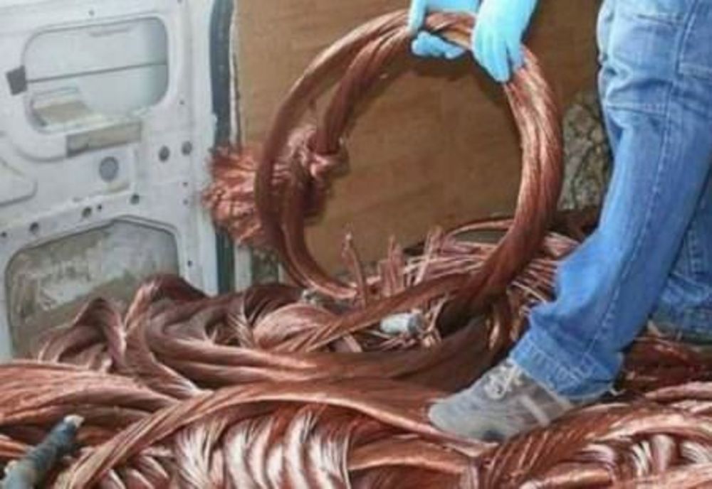 La furat de cupru: urmăriți de polițiști și prinși cu marfa în remorcă