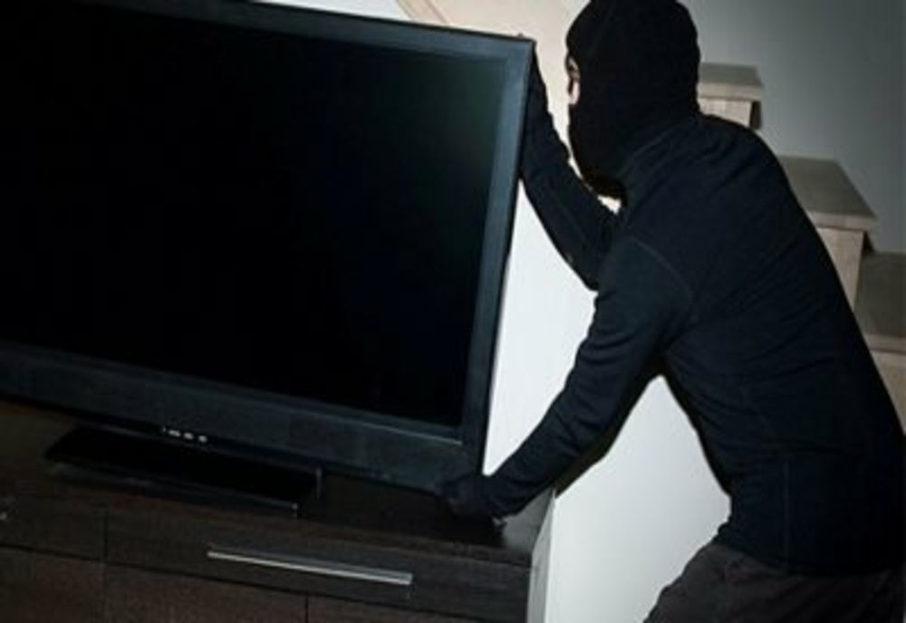 Hoți prinși  în flagrant, când fugeau cu prada dintr-un apartament, la Petroșani