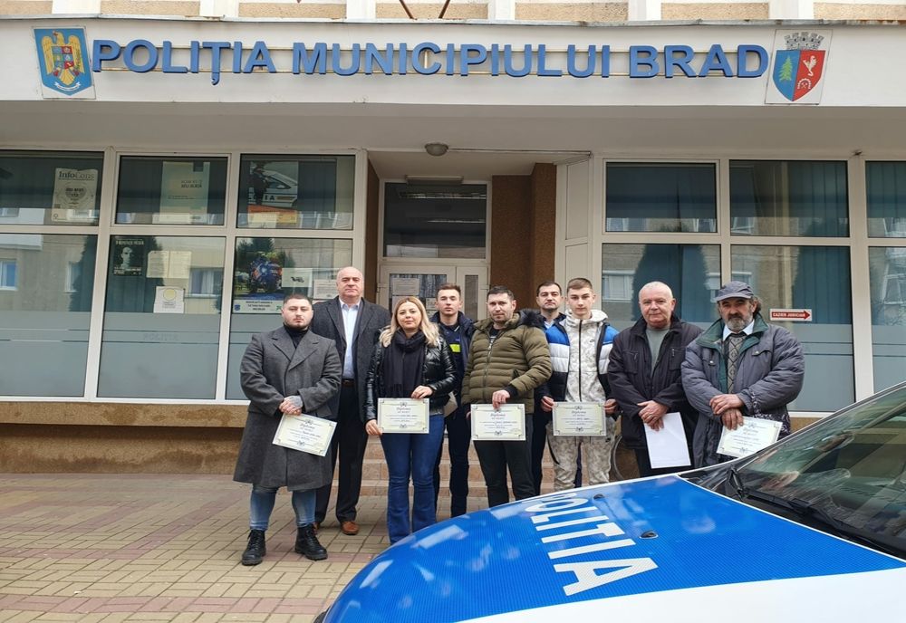 Zece locuitori din municipiul Brad, premiați după ce în 2022 au făcut fapte bune