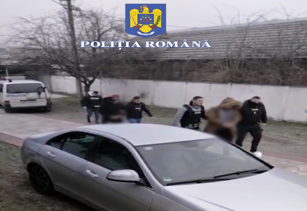 Percheziții pentru prinderea tâlharilor care au sechestrat o bunică și pe nepoții ei,  legându-le mâinile și picioarele şi aplicându-le bandă adezivă pe gură