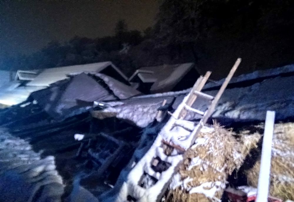 ACOPERIȘ PRĂBUȘIT  peste un om și mai multe animale,  sub greutatea zăpezii, în județul Hunedoara. Intervenție de URGENȚĂ