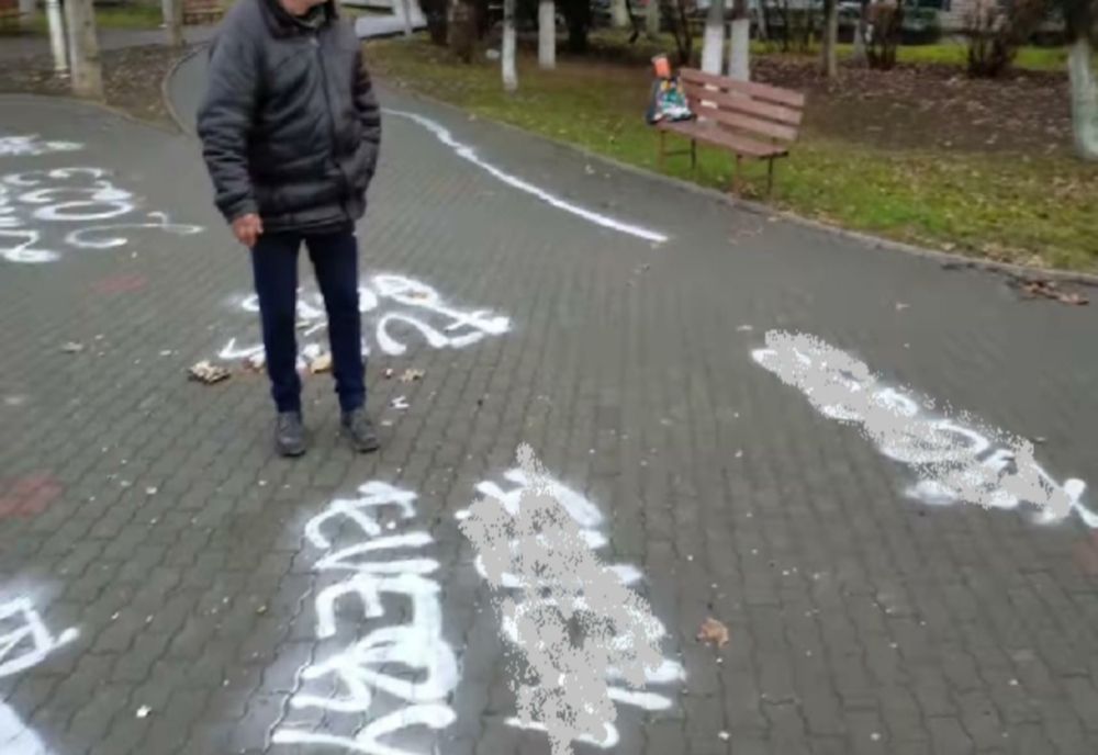 Dosar penal pentru mesaje naziste desenate pe trotuar