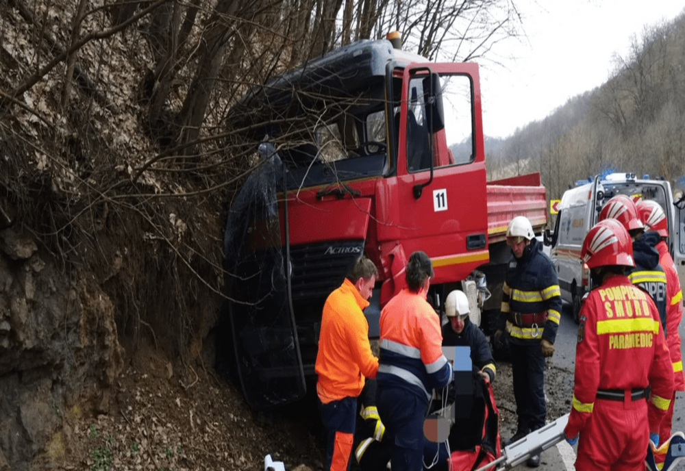 Sofer prins sub camionul pe care îl conducea, după ce a pierdut controlul volanului. Intervenție dificilă a pompierilor, în județul Hunedoara