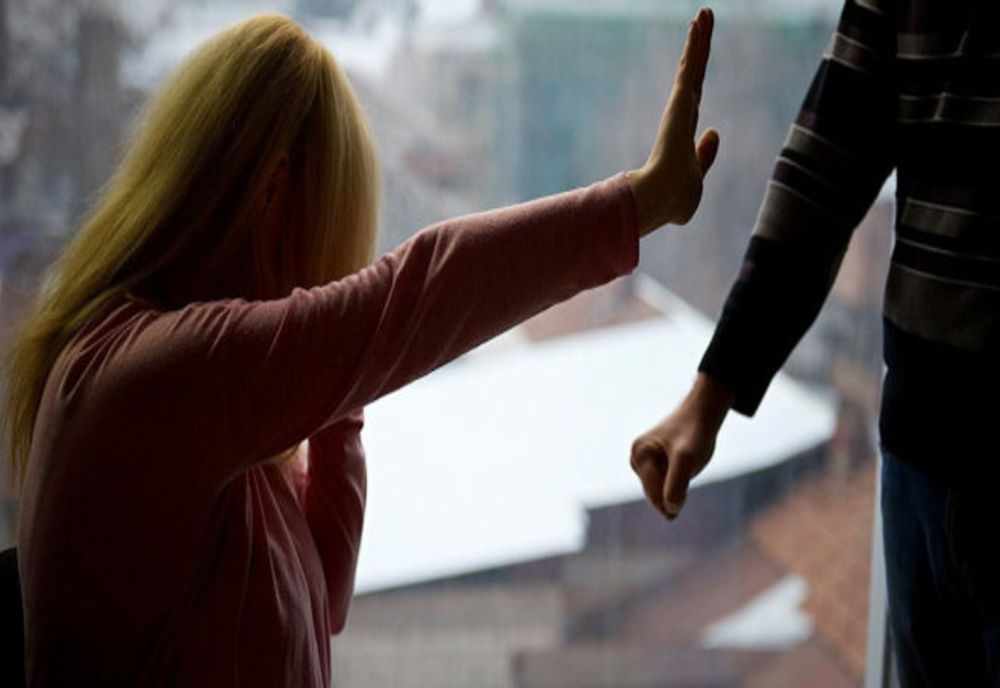 Batjocorită sub amenințarea cuțitului, la Petroșani