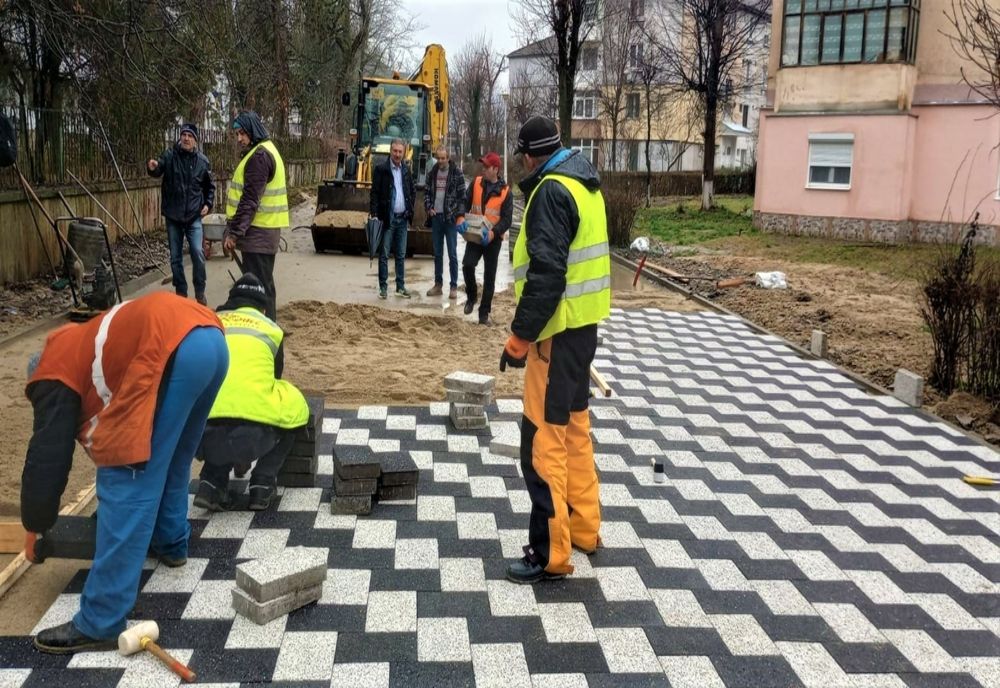 Se pavează noua zonă pietonală din Hunedoara