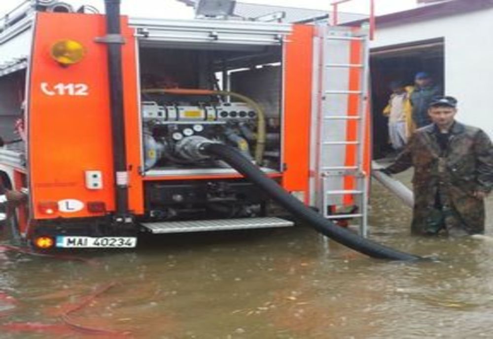 Peste 500 de hectare de terenuri agricole, inundate de Crişul Alb în Hunedoara