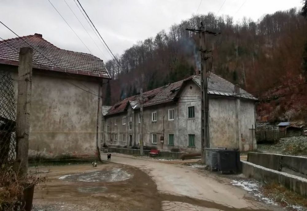 Se caută spații de cazare pentru locatarii blocurilor cu risc de prăbușire din Aninoasa