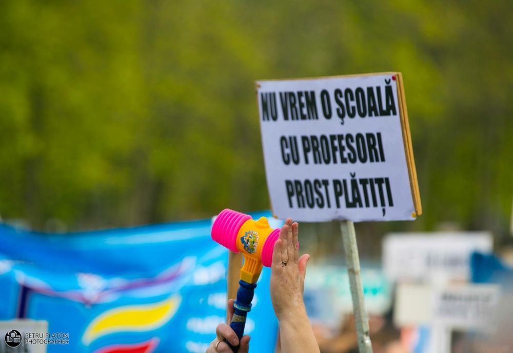 REVOLTĂ în fața Guvernului: profesorii ies în stradă din cauza salariilor mici - Și alte categorii amenință cu proteste
