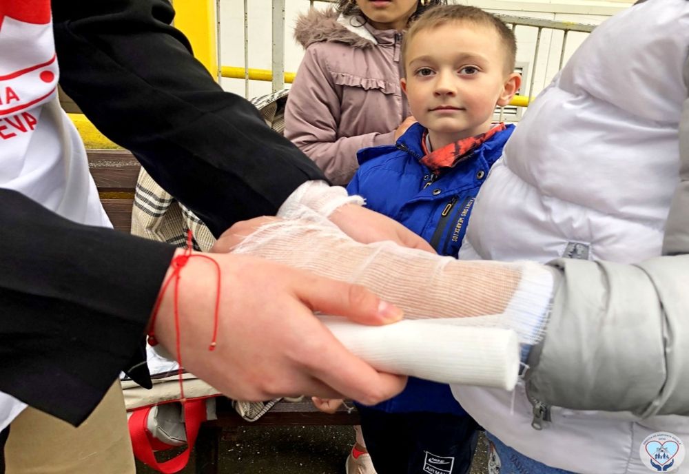 Lecţii de prim-ajutor şi de bună purtare pentru copiii din cartierul Grigorescu