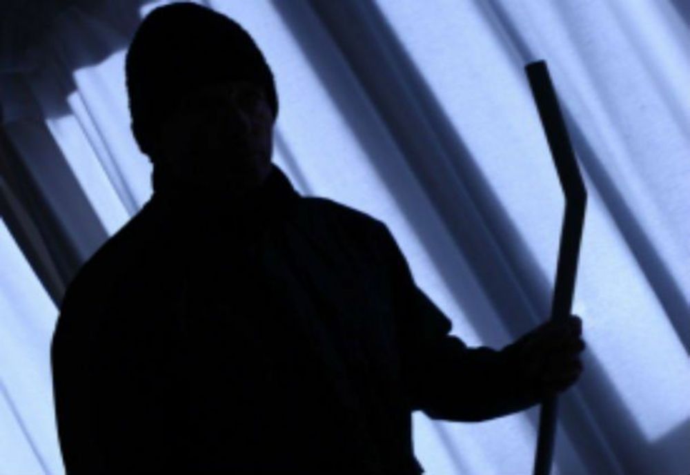 Au intrat în locuințele oamenilor și au furat tot ce le-a căzut sub mână. Percheziții pentru prinderea hoților