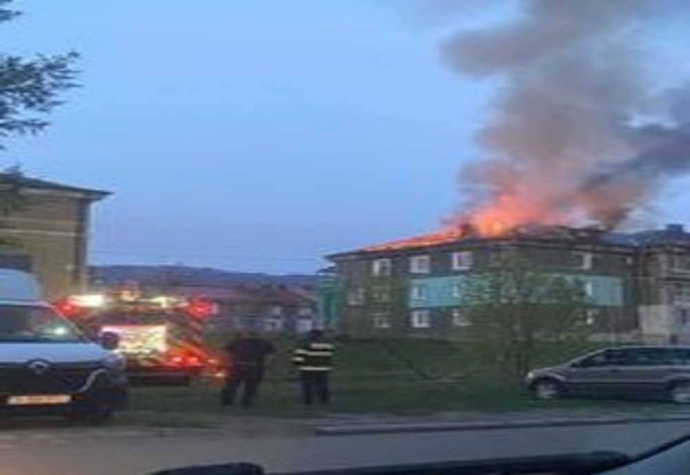 Panică la bloc: Un incendiu violent a cuprins mai multe etaje - 30 de oameni, EVACUAȚI - Pompierii, intervenție urgentă - VIDEO