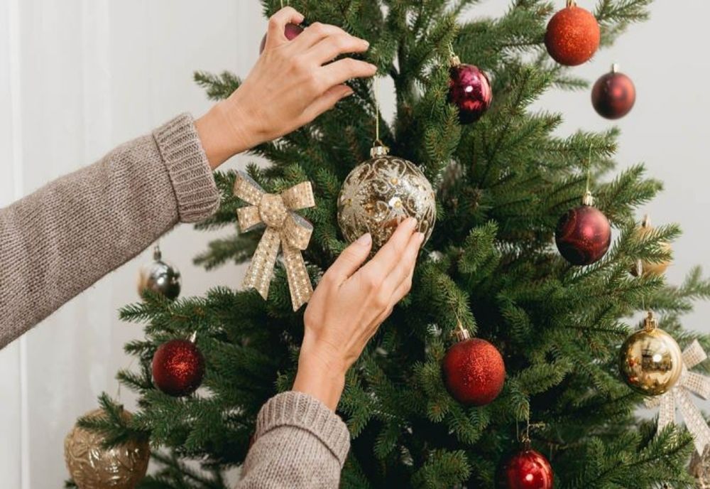 Cum să împodobești bradul pentru a atrage armonia în casă. Ce simbolizează culorile și ce influență au asupra energiei din locuință