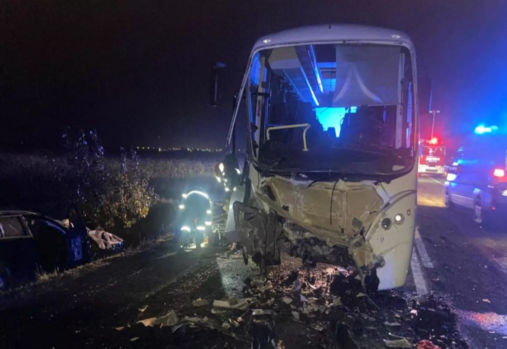 ACCIDENT RUTIER GRAV ÎNTRE UN AUTOTURISM ȘI UN AUTOBUZ PE DJ 678 ÎNTRE HUNEDOARA ȘI CĂLAN