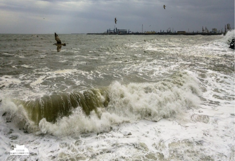 ACTIVITATE SUSPENDATĂ ÎN TOATE PORTURILE DE LA MAREA NEAGRĂ DIN CAUZA VÂNTULUI PUTERNIC