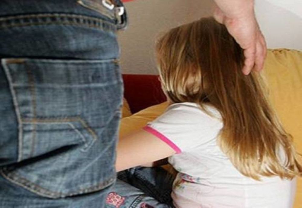 CERCETAT DUPĂ CE I-A CERUT FOTOGRAFII ÎN IPOSTAZE INDECENTE UNEI FETIȚE DE ȘAPTE ANI