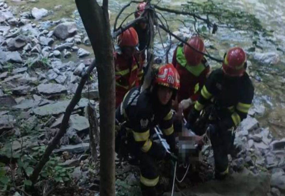 SALVAȚI DUPĂ CE AU CĂZUT ÎNTR-O PRĂPASTIE DIN DEFILEUL JIULUI