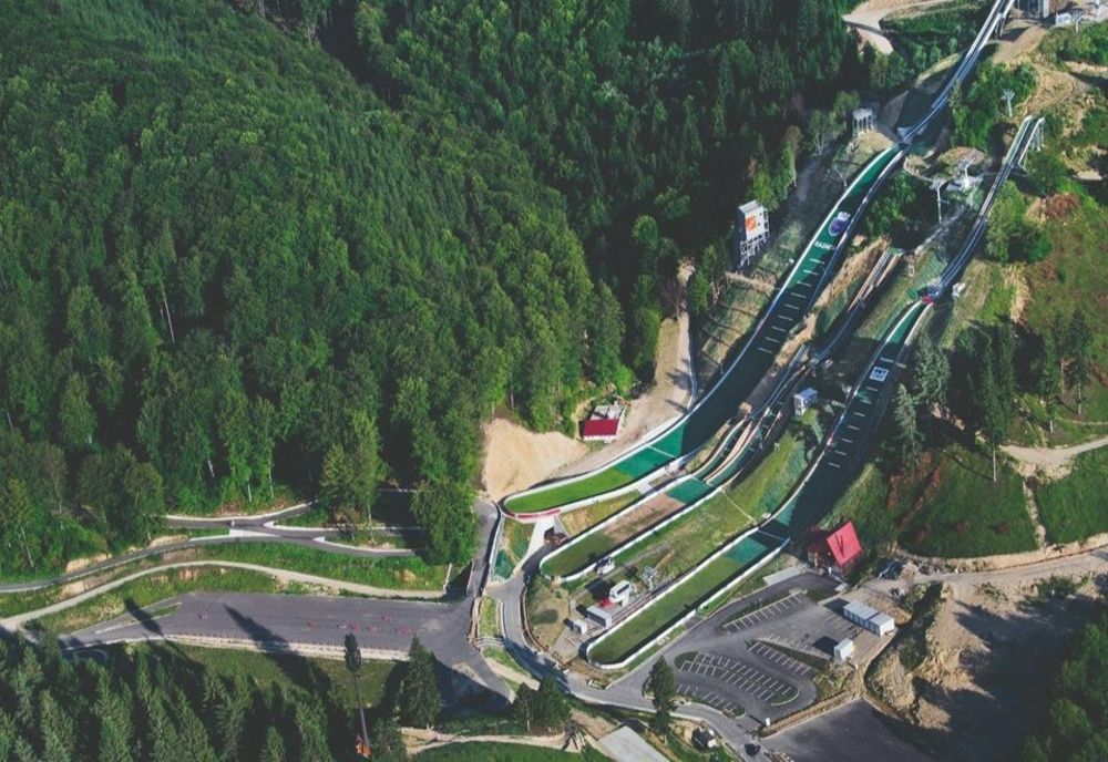 RÂȘNOVUL DEVINE, DIN NOU, CAPITALA SĂRITURILOR CU SCHIURILE DIN EUROPA