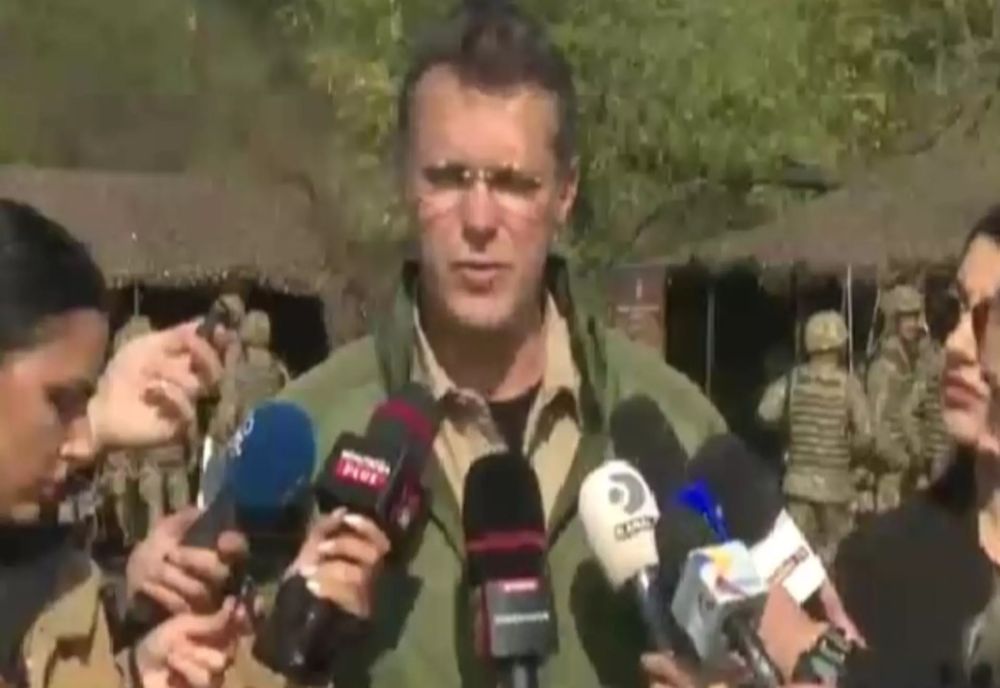 TROTINETISTUL DE LA APĂRARE RECUNOAȘTE CĂ N-A FĂCUT ARMATA, DAR VREA MOBILIZARE. ”SUNT MAI BĂTRÂNEL, DAR CRED CĂ AM O FORMĂ FIZICĂ SUFICIENT DE BUNĂ”