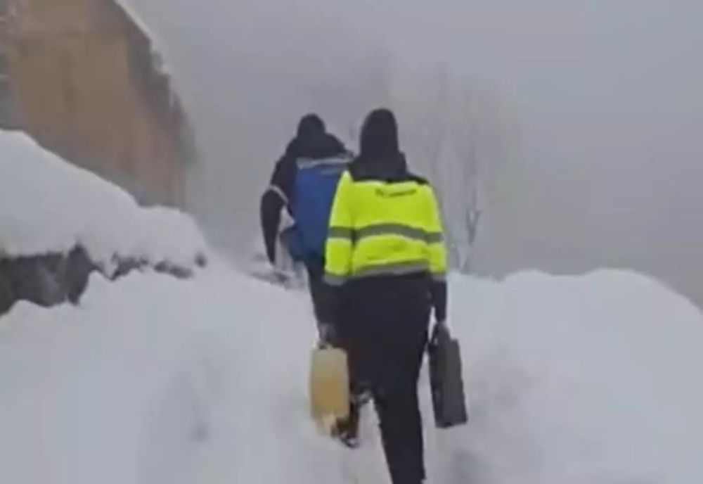 Intervenție contra-cronometru în Hunedoara: măicuțele de la Schitul Bujoara, izolate din cauza vremii extreme. Jandarmii le-au dus alimente