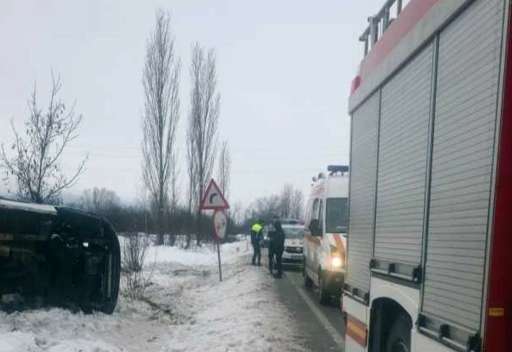 Un microbuz cu pasageri s-a răsturnat în județul Hunedoara