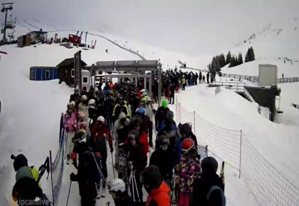 Pârtiile de la Sinaia, luate cu asalt de turiști, în prima zi a vacanței elevilor șI Valentine's Day. Nu mai sunt locuri în parcare - FOTO