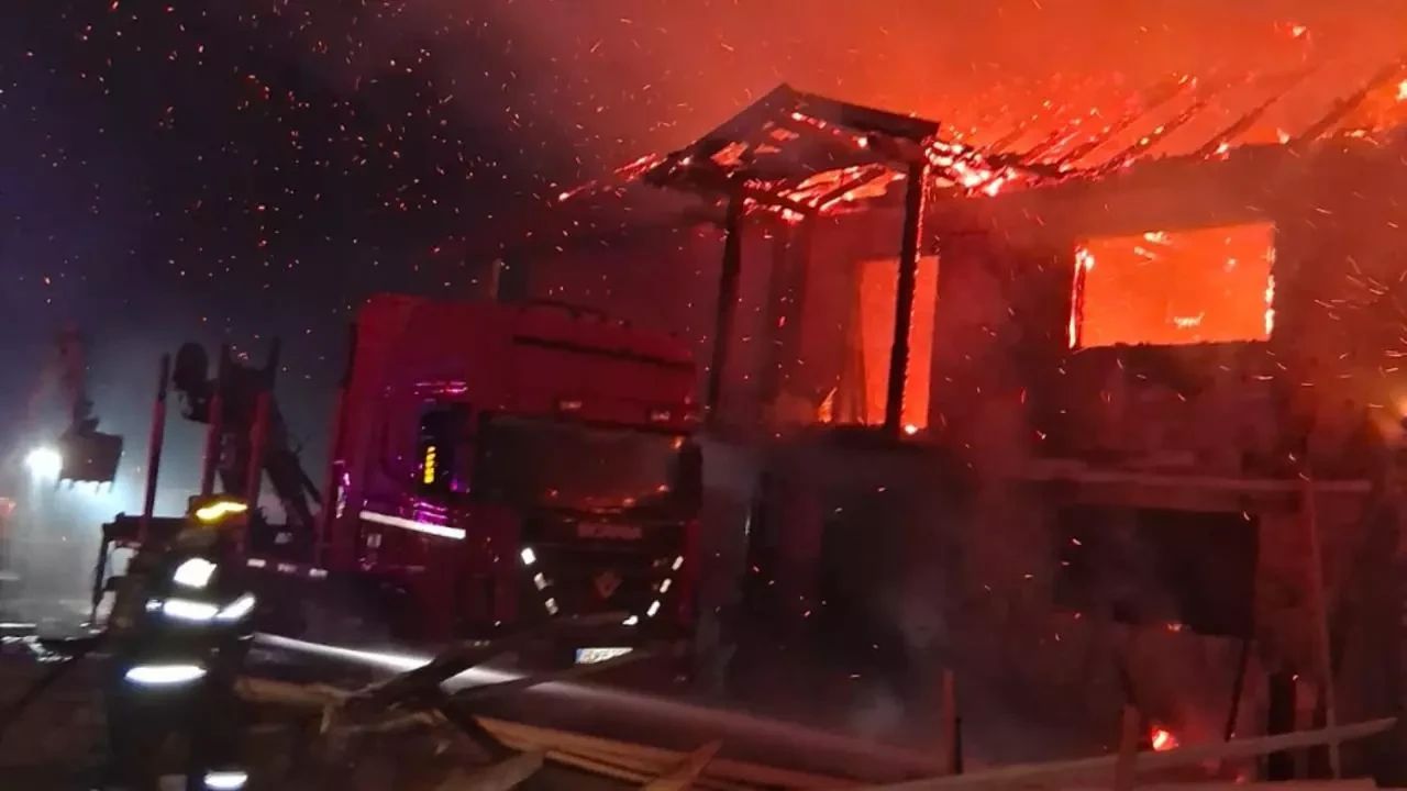 Incendiu puternic într-o hală industrială din Hunedoara. Pompierii au intervenit cu cinci autospeciale pentru stingerea flăcărilor