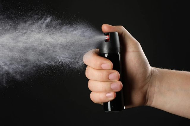 Panică într-o școală din Petroșani după ce un elev a pulverizat spray lacrimogen pe hol