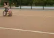 O deveancă joacă tenis de performanță dintr-un scaun cu rotile. Pasiunea pentru "sportul alb" o îndeamnă să își urmeze visul