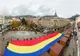 FOTO| „Caravana Tricolorul” a ajuns la Deva. Un drapel uriaş, purtat prin centrul vechi al oraşului