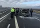 FOTO| Accident pe autostrada A1, între Orăştie şi Deva. O maşină a luat foc după impactul cu parapeţii