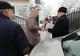 Consilierii și primarul din Băcia au dăruit pachete vârstnicilor din comună
