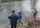 Doi hunedoreni prinşi în timp ce pescuiau ilegal, cu plasă monofilament, în râul Strei