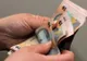 După aproape un an, elevii vulcăneni își reprimesc bursele