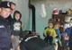 FOTO| Pompierii hunedoreni, mesagerii Iepurașului de Paște. Au adus zâmbete în două familii sărmane din Orăștie