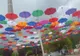 FOTO: Sute de umbrele colorate dau o notă veselă unui parc din Lupeni