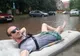 VIDEO| Cu salteaua pe post de barcă pe „lacul urban” din Hunedoara. Gestul care a devenit viral al unui tânăr din municipiu