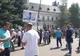 FOTO| Cu măști chirurgicale pe fețe, zeci de locuitori ai Orăștiei au protestat pașnic în fața Prefecturii și Gărzii de Mediu din Deva