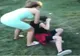 Fată luată la bătaie de o adolescentă, în timp ce prietenii filmau scena