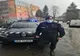 Hoții au atacat o mamă care-și plimba copilul. Un jandarm i-a sărit femeii în ajutor