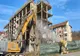 Bloc abandonat, demolat la Petroșani. Era periculos pentru trecători