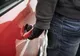 Tânăr reţinut de poliţişti după ce a încercat să spargă două mașini