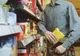 Prinși de polițiști după ce au forțat intrarea într-un magazin și au furat mai multe produse