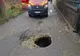 Incident șocant în Petroșani: doi oameni au căzut într-o groapă adâncă de un metru