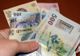 Bătrână lăsată fără 1600 de euro și 2800 de lei