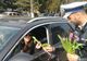 FOTO| Poliţiştii hunedoreni „au amendat” şoferiţele cu flori şi mărţişoare