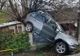 FOTO| Accident spectaculos la Mintia. O maşină s-a înfipt într-un copac şi un gard